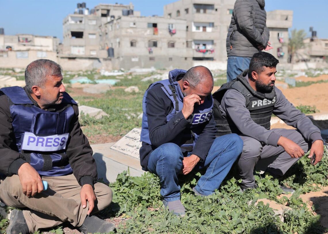 Archivo - Imagen de archivo de varios periodistas durante un funeral en Gaza.Bashar Taleb / Zuma Press / Contactophoto