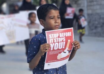 Cartel contra el tabaco en MaldivasMINISTERIO DE SANIDAD DE MALDIVAS