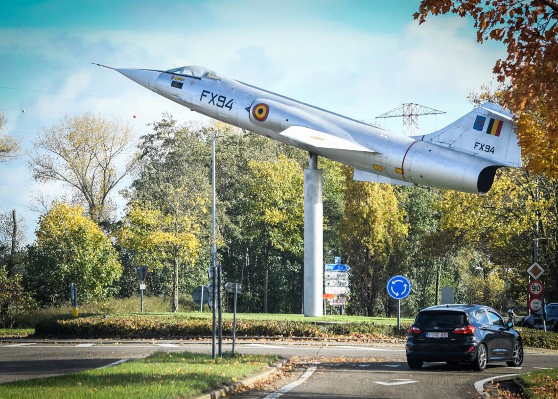 Un avión F-104G Starfighter en una rotonda cerca de la base militar Kleine Brogel, en Peer, Bélgica.Europa Press/Contacto/JILL DELSAUX