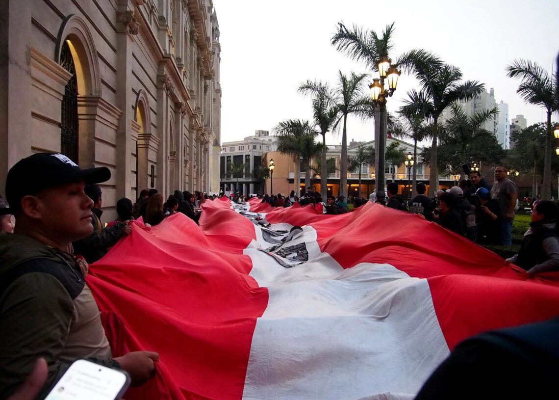 Manifestantes ondean la bandera de Perú en la capital del paísEuropa Press/Contacto/Carlos Garcia Granthon
