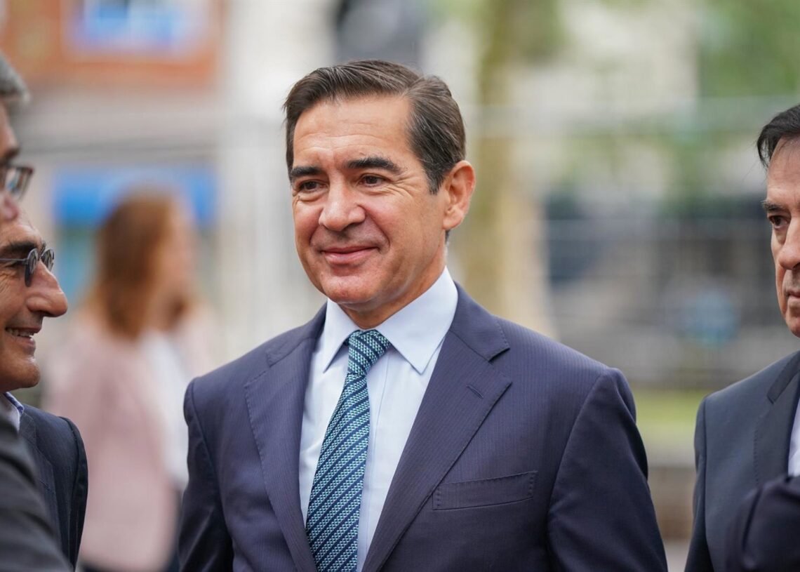 Archivo - El presidente del BBVA, Carlos Torres Vila, durante la presentación del regreso a Bilbao de la escultura monumental de Eduardo Chillida, 'Elogio del hierro III', en la plaza Chillida del Museo de Bellas Artes, a 12 de septiembre de 2025, en BilbIñaki Berasaluce - Europa Press - Archivo