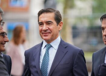 Archivo - El presidente del BBVA, Carlos Torres Vila, durante la presentación del regreso a Bilbao de la escultura monumental de Eduardo Chillida, 'Elogio del hierro III', en la plaza Chillida del Museo de Bellas Artes, a 12 de septiembre de 2025, en BilbIñaki Berasaluce - Europa Press - Archivo