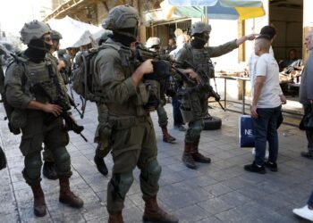 Archivo - Soldados israelíes escoltan a colonos israelíes en la ciudad de Hebrón, en CisjordaniaEuropa Press/Contacto/Mamoun Wazwaz