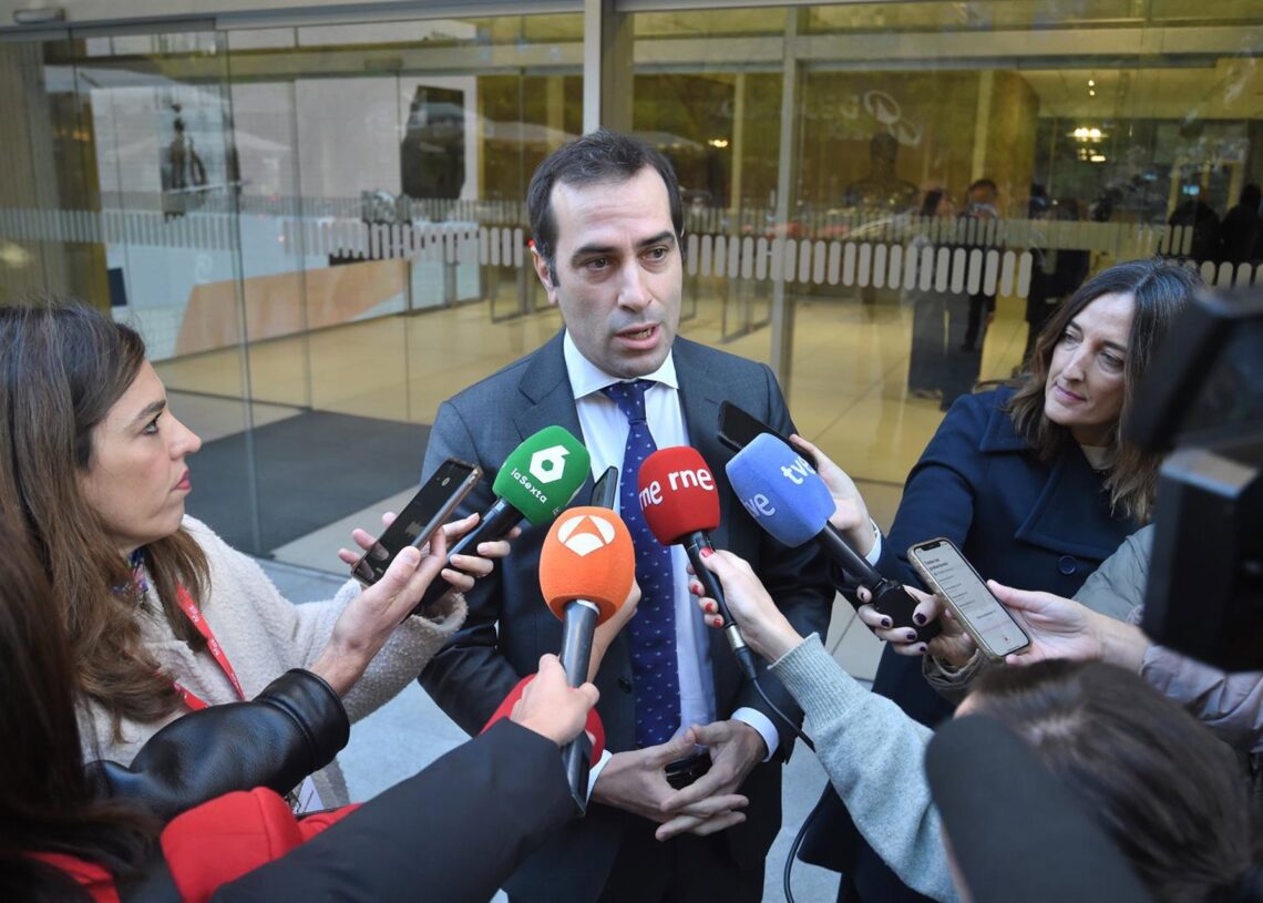 El ministro de Economía y Comercio, Carlos Cuerpo, atiende a los medios a su llegada al 12º Congreso Anual de Multinacionales con España, en el Edificio Beatriz, a 3 de noviembre de 2025, en Madrid (España). El Congreso, que se celebra bajo el título ‘EspGustavo Valiente - Europa Press