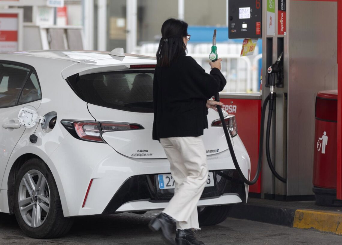 Archivo - Una persona reposta en una gasolinera, a 2 de enero de 2024, en Madrid (España). El precio medio de la gasolina ha despedido 2023 marcando un nuevo mínimo anual tras sumar otro descenso, el decimotercero consecutivo, y acumular un abaratamiento Eduardo Parra - Europa Press - Archivo