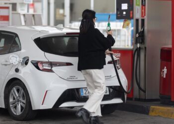 Archivo - Una persona reposta en una gasolinera, a 2 de enero de 2024, en Madrid (España). El precio medio de la gasolina ha despedido 2023 marcando un nuevo mínimo anual tras sumar otro descenso, el decimotercero consecutivo, y acumular un abaratamiento Eduardo Parra - Europa Press - Archivo