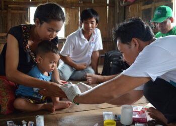 Archivo - Un niño es atendido por un médico.MALARIA CONSORTIUM - Archivo