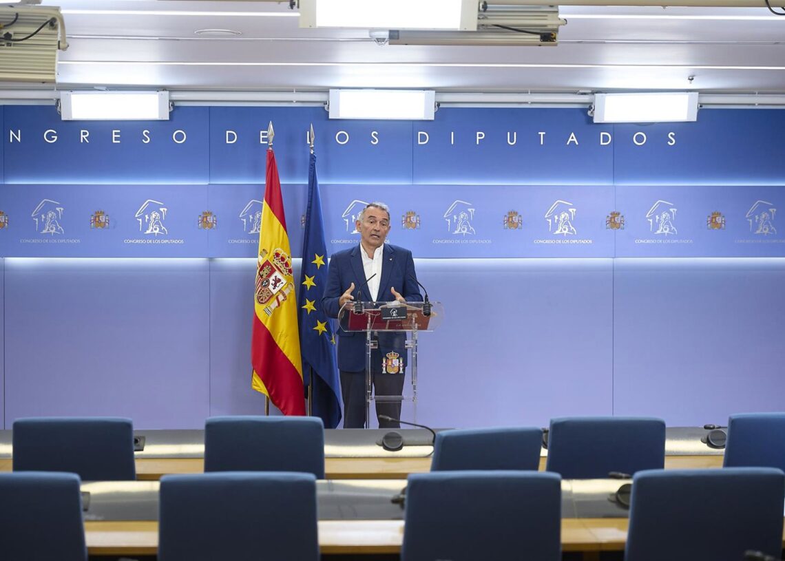 Archivo - El portavoz de IU y diputado de Sumar, Enrique Santiago, durante una rueda de prensa, en el Congreso de los Diputados,Jesús Hellín - Europa Press - Archivo
