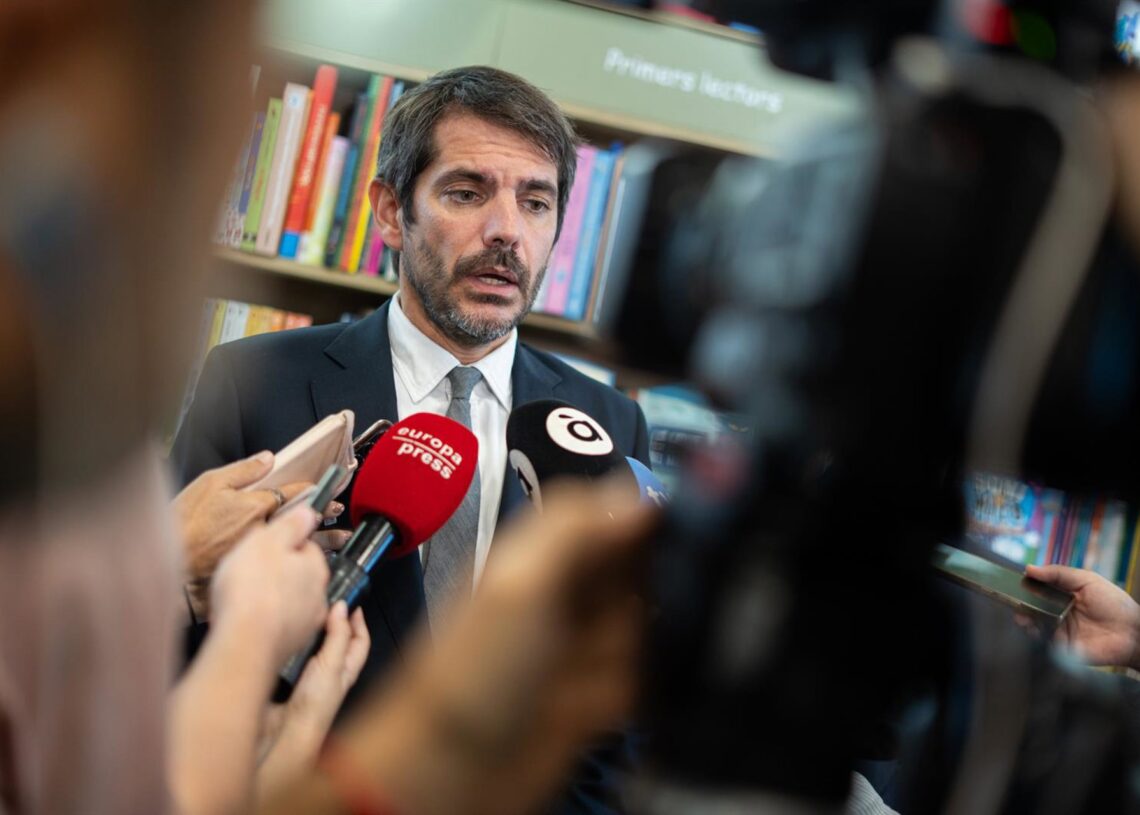 El ministro de Cultura, Ernest Urtasun, atiende a los medios, a 21 de octubre de 2025, en Paiporta, Valencia, Comunidad Valenciana (España). Ambos han visitado diversos espacios culturales valencianos afectados por la dana.Jorge Gil - Europa Press
