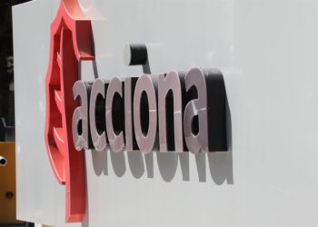 Archivo - Cartel de la empresa Acciona colocado en una de sus oficinas de la capital, en Madrid, (España), a 10 de septiembre de 2020.Marta Fernández - Europa Press - Archivo