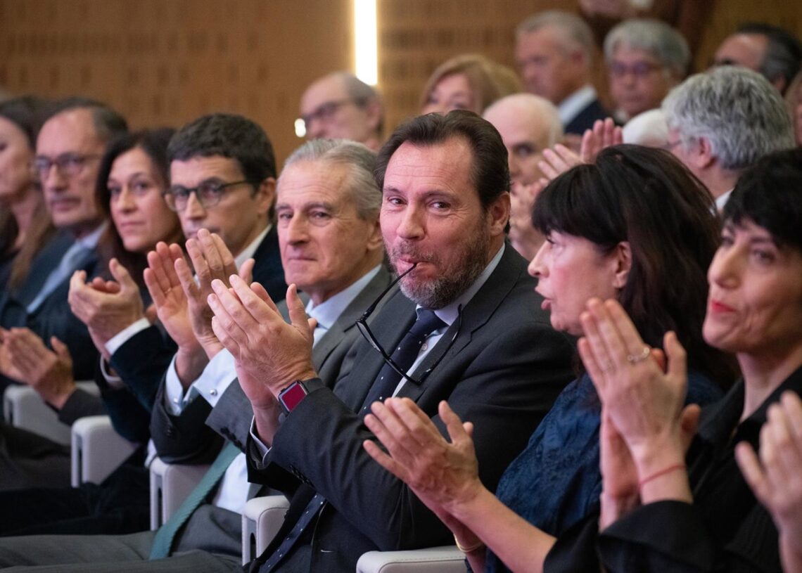 La ministra de Igualdad, Ana Redondo, la ministra de Inclusión, Elma Saiz, el ministro de Transportes, Óscar Puente y el presidente de Europa Press, Asís Martín de Cabiedes, durante un desayuno informativo organizado por Europa Press.Fernando Sánchez - Europa Press