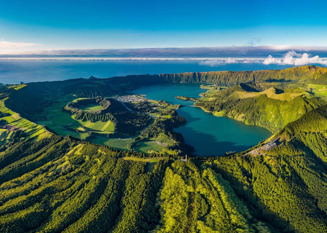 Archivo - Azores Sao Miguel, Miradouro da Vista do Rei, Sete Cidades,, aerial drone view.ENRICO PESCANTINI - Archivo