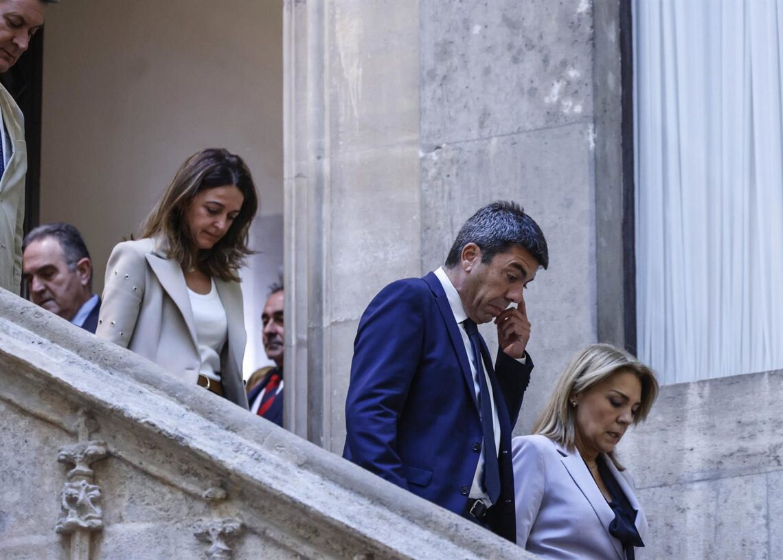 El presidente de la Generalitat valenciana, Carlos Mazón (2d), a su llegada a una declaración institucional, en el Palau de la Generalitat, a 3 de noviembre de 2025, en ValenciaRober Solsona - Europa Press