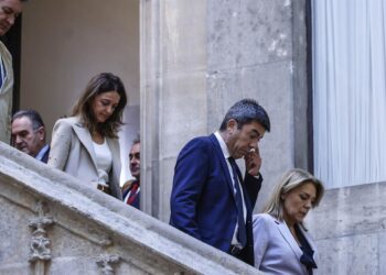 El presidente de la Generalitat valenciana, Carlos Mazón (2d), a su llegada a una declaración institucional, en el Palau de la Generalitat, a 3 de noviembre de 2025, en ValenciaRober Solsona - Europa Press
