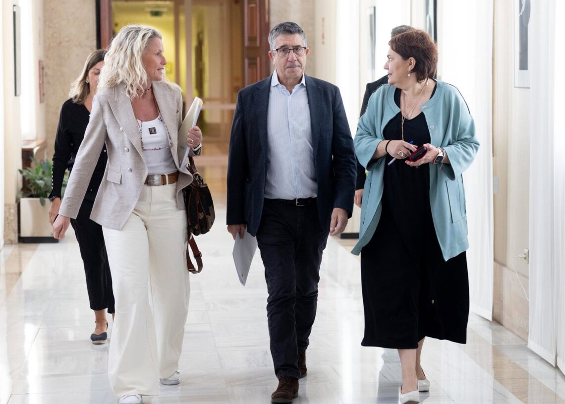 Archivo - La diputada del PSOE Montse Mínguez (i) y el portavoz del PSOE en el Congreso, Patxi López (c), a su llegada a una reunión de la Junta de Portavoces, en el Congreso de los Diputados, a 1 de octubre de 2025, en Madrid (España).Eduardo Parra - Europa Press - Archivo