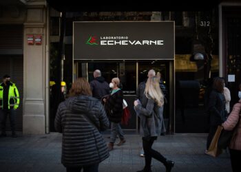 Archivo - Varias personas hacen cola para hacerse test y otras pruebas de covid, en el laboratorio Echevarne, a 20 de diciembre de 2021, en Barcelona, Cataluña (España)David Zorrakino - Europa Press - Archivo