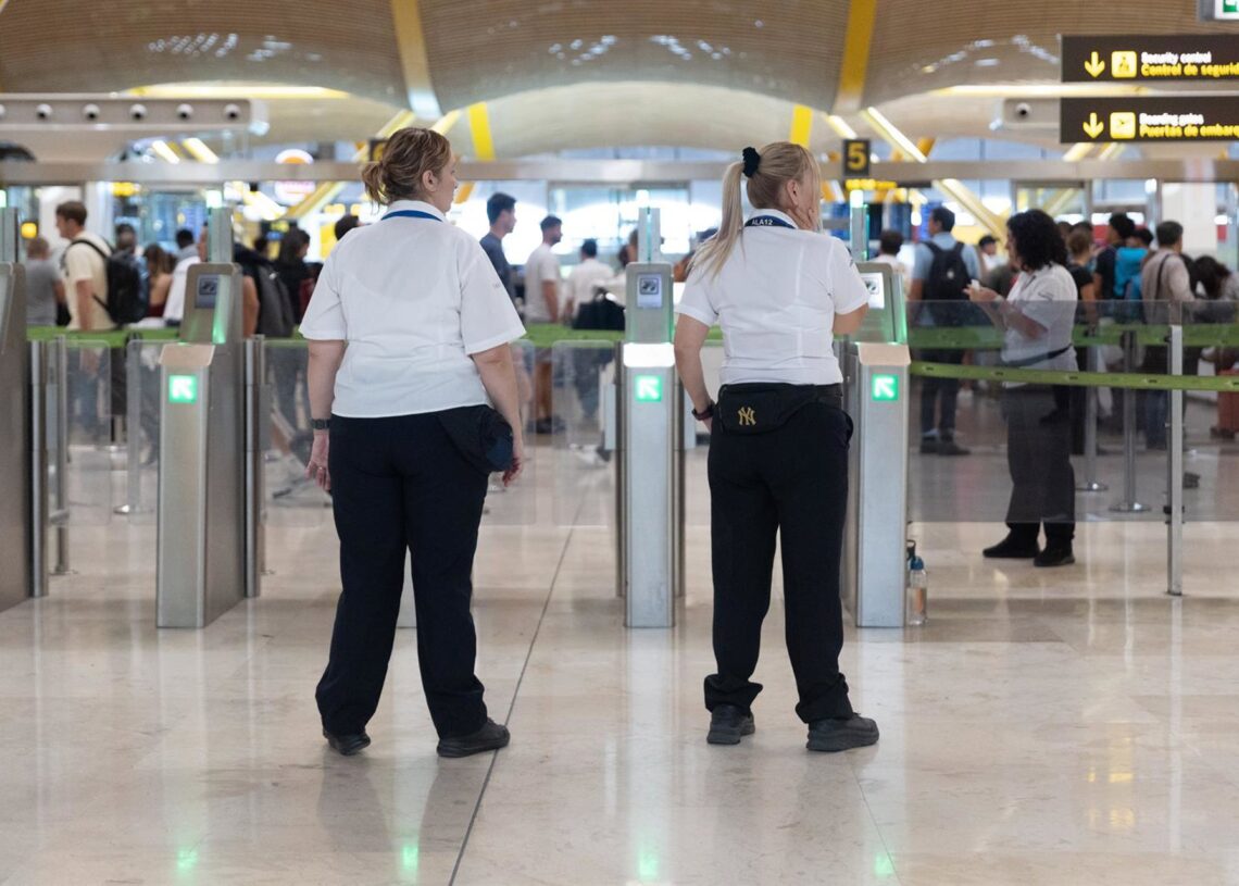 Archivo - Viajeros en el Aeropuerto Adolfo Suárez Madrid-Barajas, a 15 de septiembre de 2025, en Madrid (España). Eduardo Parra - Europa Press - Archivo