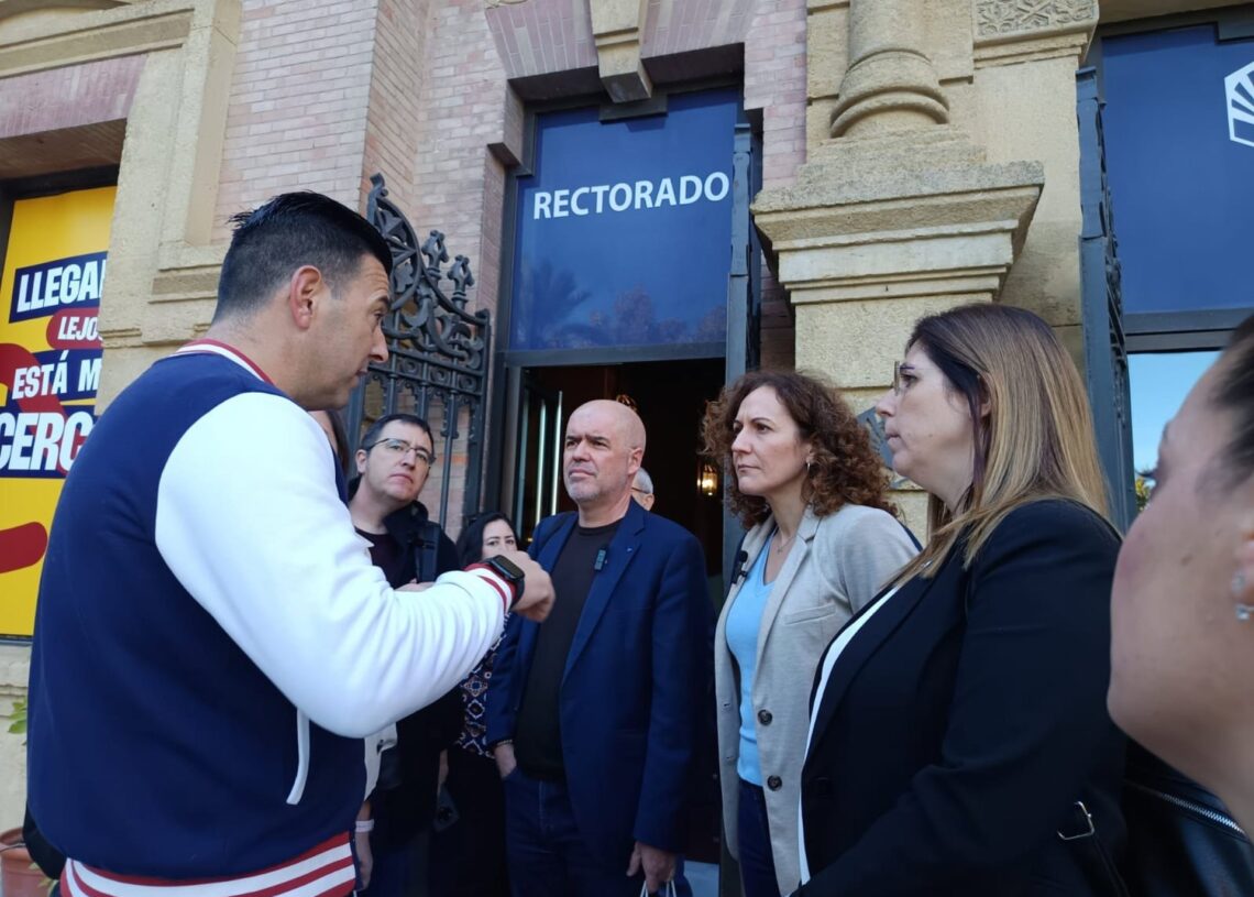 Unai Sordo (centro), junto a Nuria López, a las puertas del Rectorado de la Universidad de Córdoba.EUROPA PRESS