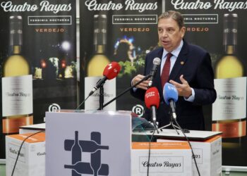 El ministro de Agricultura, Pesca y Alimentación, Luis Planas, inaugura las nuevas instalaciones de Bodega Cuatro Rayas, a 3 de noviembre de 2025, en La Seca, Valladolid, Castilla y León (España). La cooperativa con Denominación de Origen Rueda inaugura ePhotogenic/M.A Santos - Europa Press