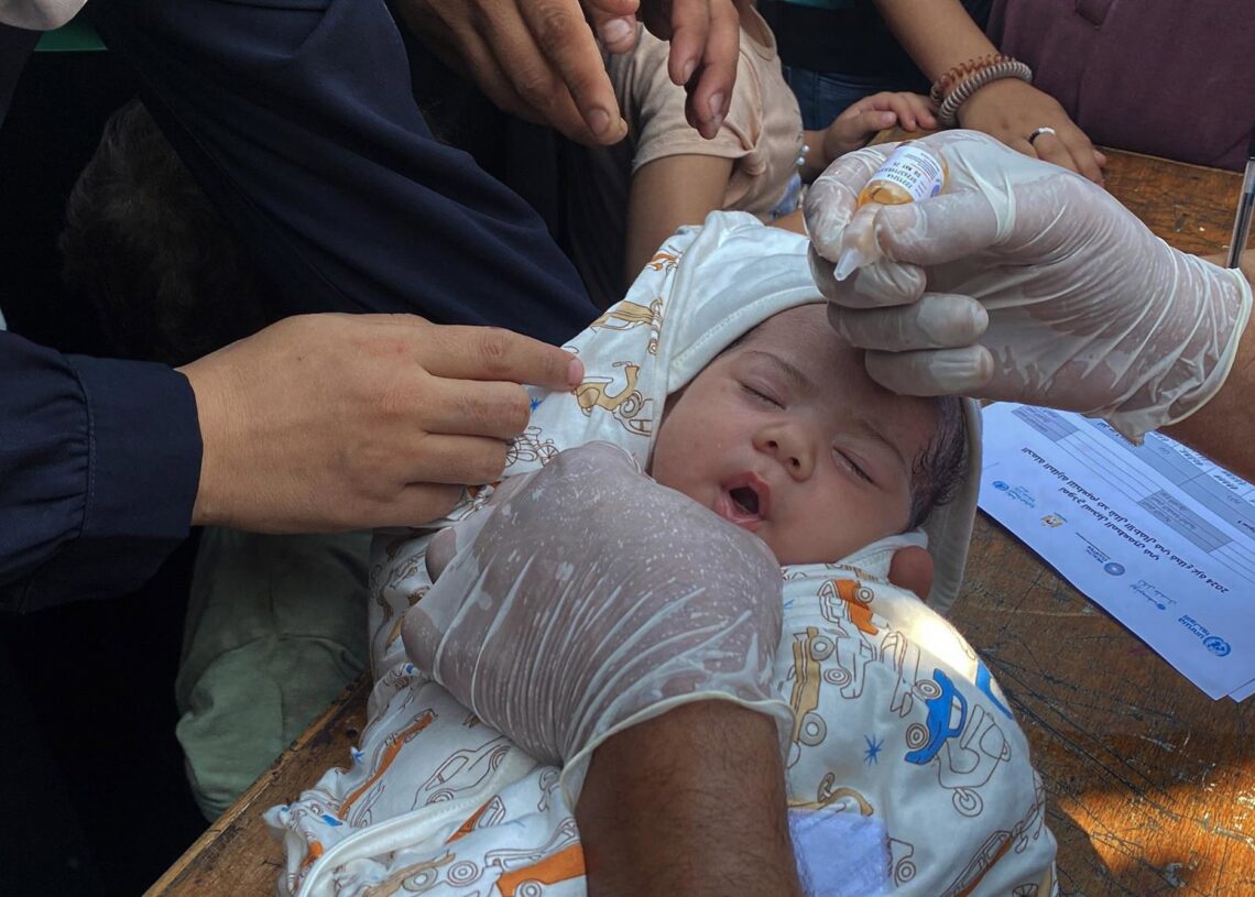 Archivo - Un bebé palestino recibe la vacuna contra la poliomielitis en la ciudad de Gaza, en el nortede la Franja de GazaHadi Daoud / Zuma Press / ContactoPhoto - Archivo