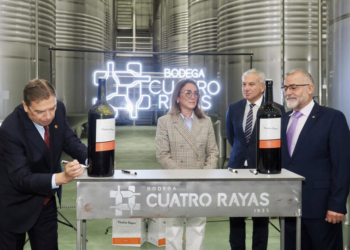 El ministro de Agricultura, Pesca y Alimentación, Luis Planas, inaugura las nuevas instalaciones de Bodega Cuatro Rayas, a 3 de noviembre de 2025, en La Seca, Valladolid, Castilla y León (España). La cooperativa con Denominación de Origen Rueda inaugura ePhotogenic/M.A Santos - Europa Press