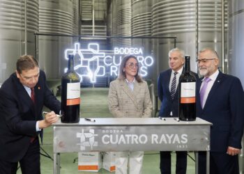 El ministro de Agricultura, Pesca y Alimentación, Luis Planas, inaugura las nuevas instalaciones de Bodega Cuatro Rayas, a 3 de noviembre de 2025, en La Seca, Valladolid, Castilla y León (España). La cooperativa con Denominación de Origen Rueda inaugura ePhotogenic/M.A Santos - Europa Press