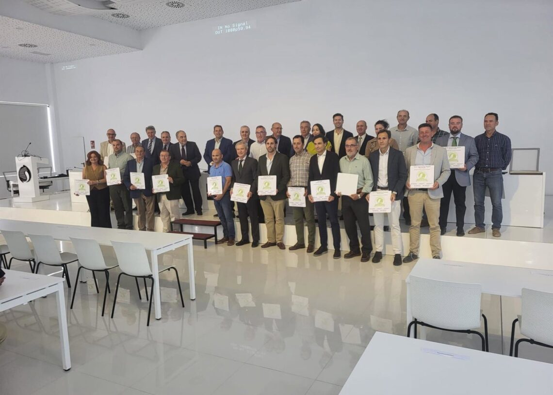 Dcoop refuerza su estrategia con la renovación de la certificación Sustainably Grown, nuevos cursos y acciones informativas en cooperativas en materia de calidad, seguridad alimentaria y buenas prácticas en las cooperativas aceiteras.DCOOP