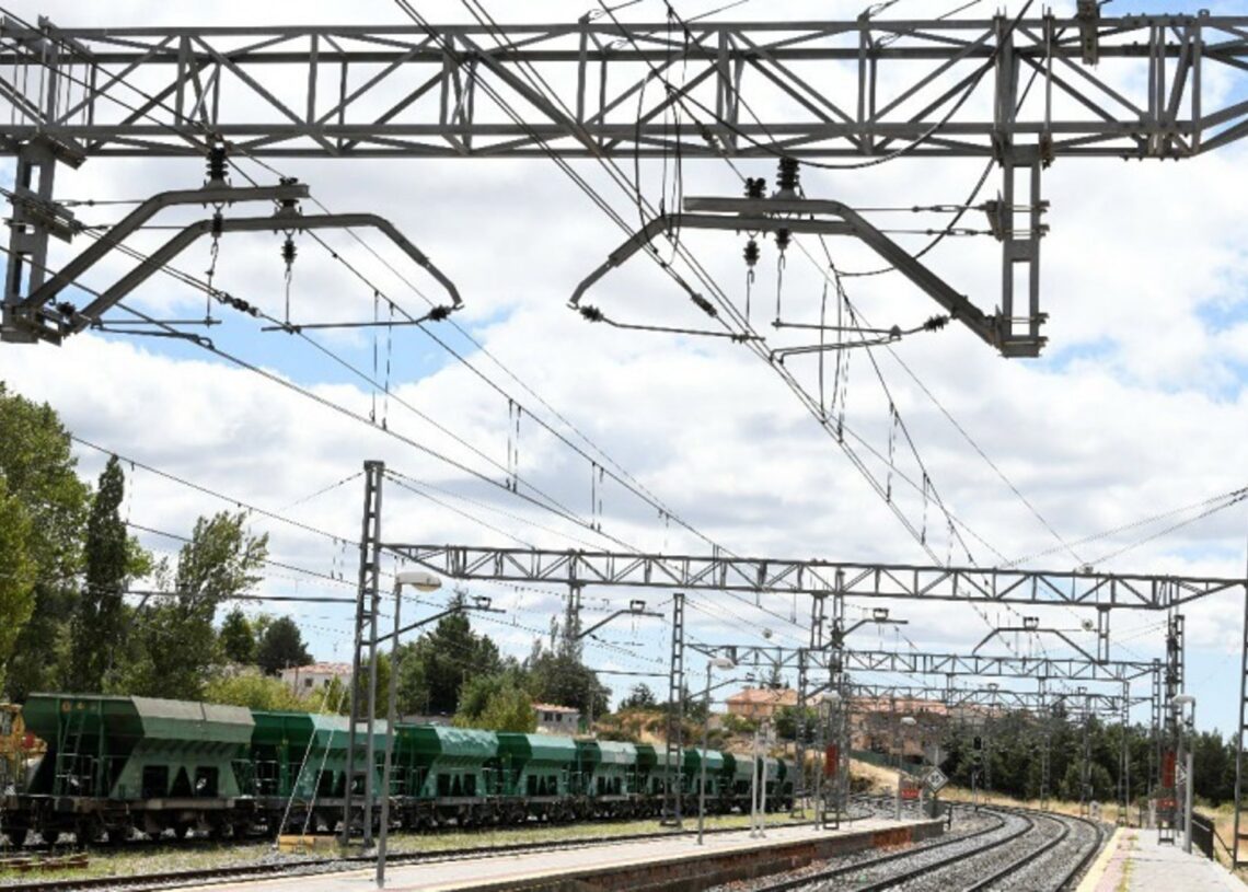 Archivo - Catenaria sobre una vía de trenADIF - Archivo