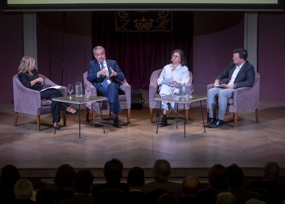 El expresidente del Gobierno José Luis Rodríguez Zapatero acompañado por los periodistas, Esther Palomera, Guillermo Lerma y Lucía Méndez, participa en ‘Los Desayunos del Ateneo’, en el Ateneo de Madrid, a 3 de noviembre de 2025, en Madrid (España).Alberto Ortega - Europa Press