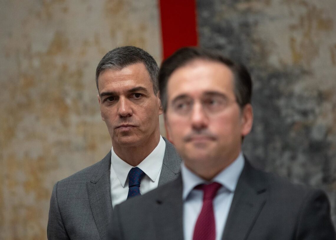 Archivo - El Presidente del Gobierno, Pedro Sánchez, y el ministro de Exteriores, José Manuel AlbaresAlejandro Martínez Vélez - Europa Press - Archivo