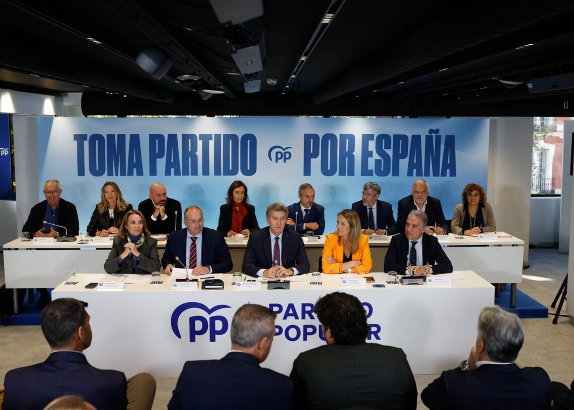 (I-D) La vicesecretaria de regeneración institucional del Partido Popular, Cuca Gamarra, el secretario general del PP, Miguel Tellado; el presidente del Partido Popular, Alberto Núñez Feijóo, la  vicesecretaria de Coordinación Sectorial del PP, Alma EzcurAlejandro Martínez Vélez - Europa Press