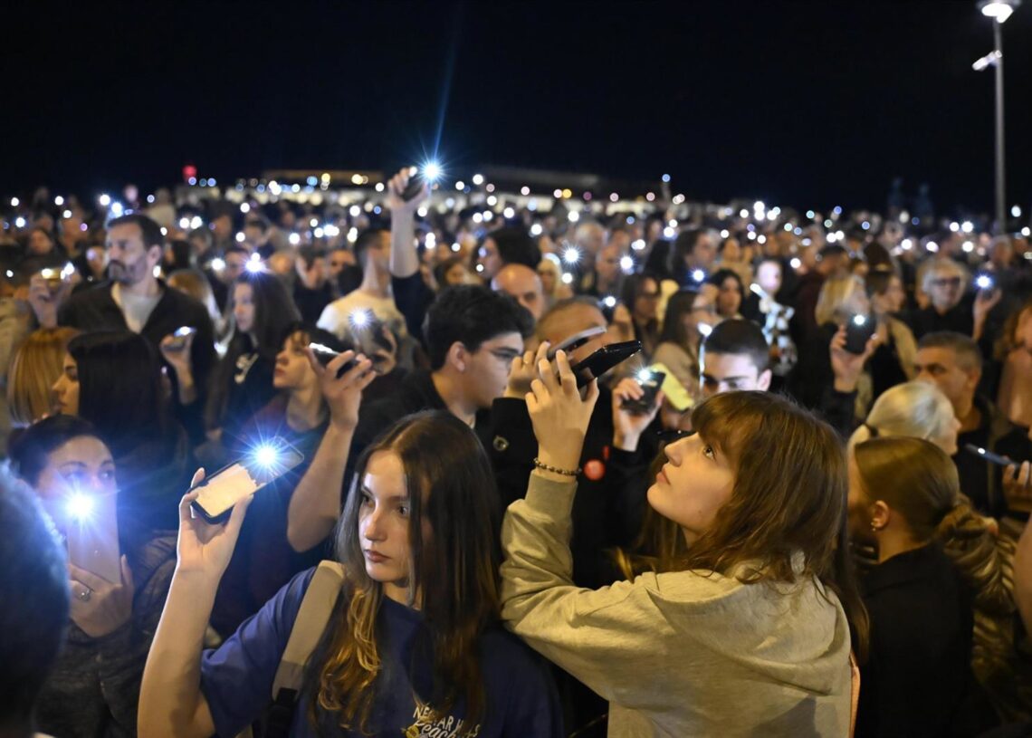 Imagen de archivo de los 16 minutos de silencio por las 16 víctimas mortales del colapso de la marquesina de la estación de tren de Novi Sad durante el aniversario de la tragediaEuropa Press/Contacto/Nik Erik Neubauer