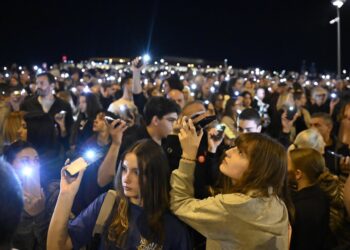 Imagen de archivo de los 16 minutos de silencio por las 16 víctimas mortales del colapso de la marquesina de la estación de tren de Novi Sad durante el aniversario de la tragediaEuropa Press/Contacto/Nik Erik Neubauer