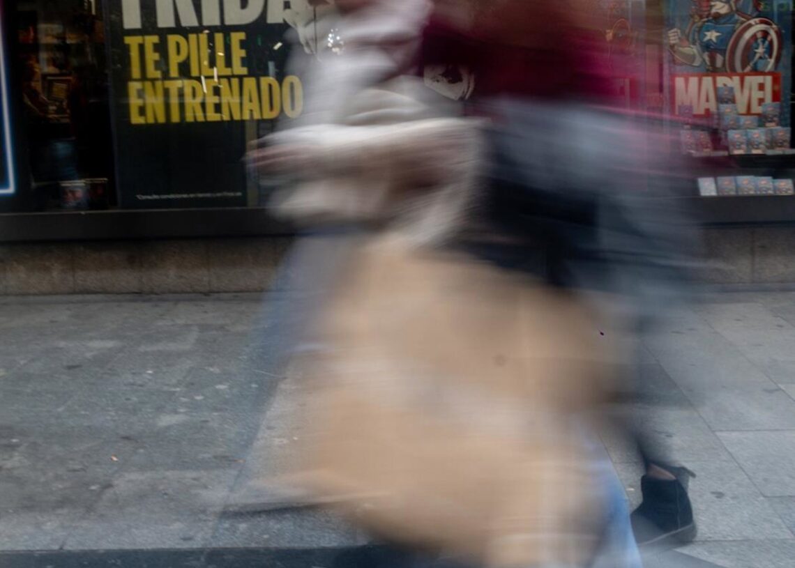 Archivo - Una persona con una bolsa en plena campaña de Black Friday Ricardo Rubio - Europa Press - Archivo