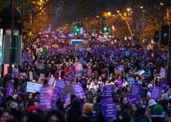 Archivo - Imagen de archivo de una manifestación contra la violencia de género en París durante el juicio de PelicotEuropa Press/Contacto/Telmo Pinto - Archivo