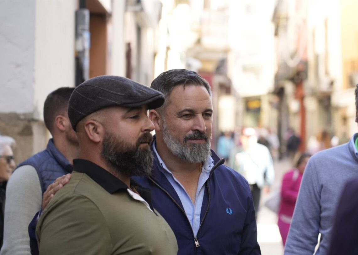 El presidente de Vox, Santiago Abascal (c), se toma una foto durante una visita a la Plaza Mayor de Plasencia, a 3 de noviembre de 2025, en Plasencia, Cáceres, Extremadura (España).Carlos Criado - Europa Press