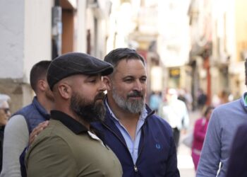 El presidente de Vox, Santiago Abascal (c), se toma una foto durante una visita a la Plaza Mayor de Plasencia, a 3 de noviembre de 2025, en Plasencia, Cáceres, Extremadura (España).Carlos Criado - Europa Press
