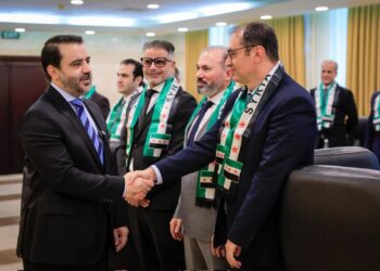 El ministro de Exteriores de Siria, Asaad al Shaibani, se reúne con los diplomáticos que desertaron del régimen de Bashar al Assad y firma una decisión para reintegrarlos al personal de su cartera ministerialMINISTERIO DE EXTERIORES DE SIRIA