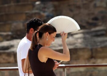 Archivo - Viandantes soportan las altas temperaturas por las calles de Málaga, A 7 de agosto de 2025 en Málaga, Andalucía (España). Álex Zea - Europa Press - Archivo