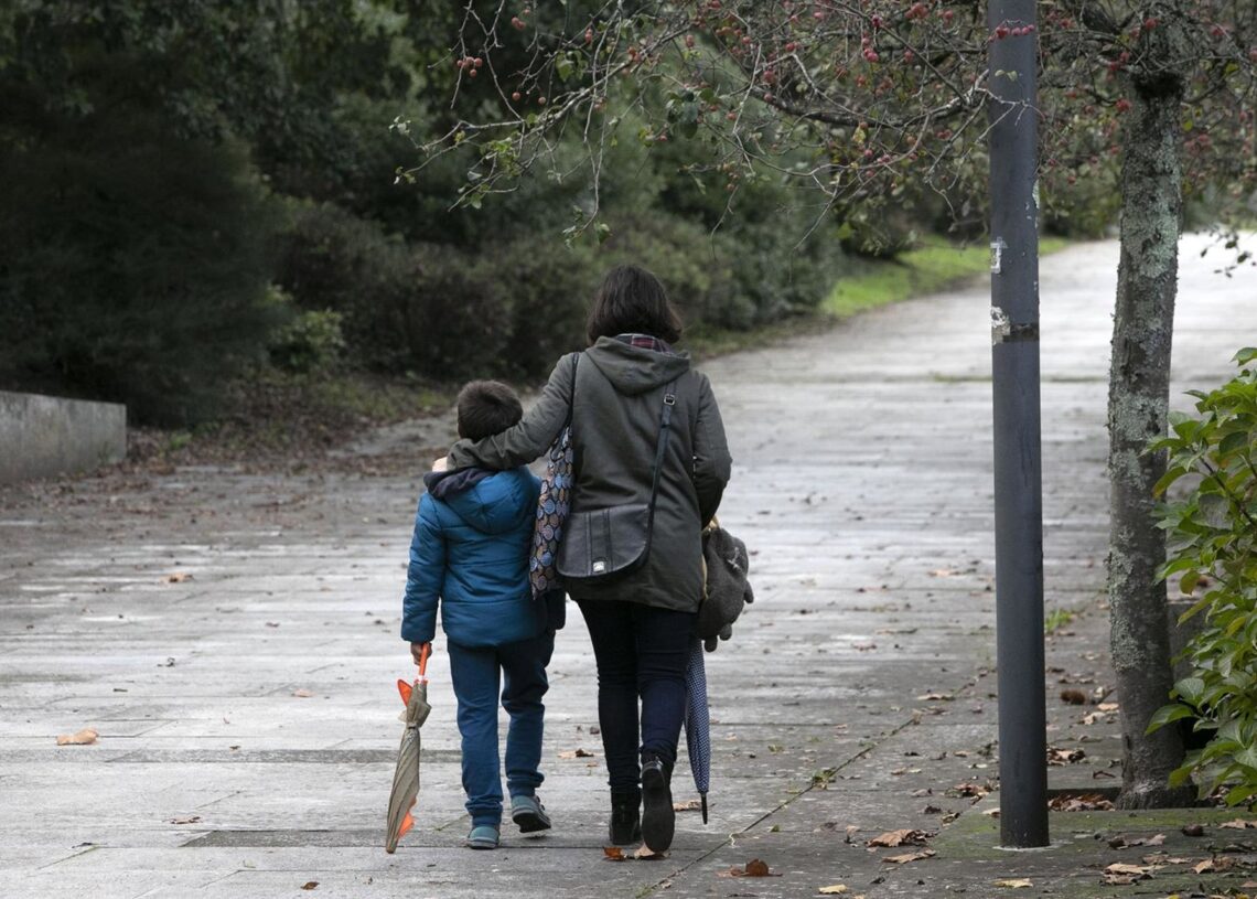 Archivo - Mujer pasea acompañada de un niño.XUNTA - Archivo