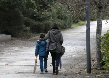 Archivo - Mujer pasea acompañada de un niño.XUNTA - Archivo