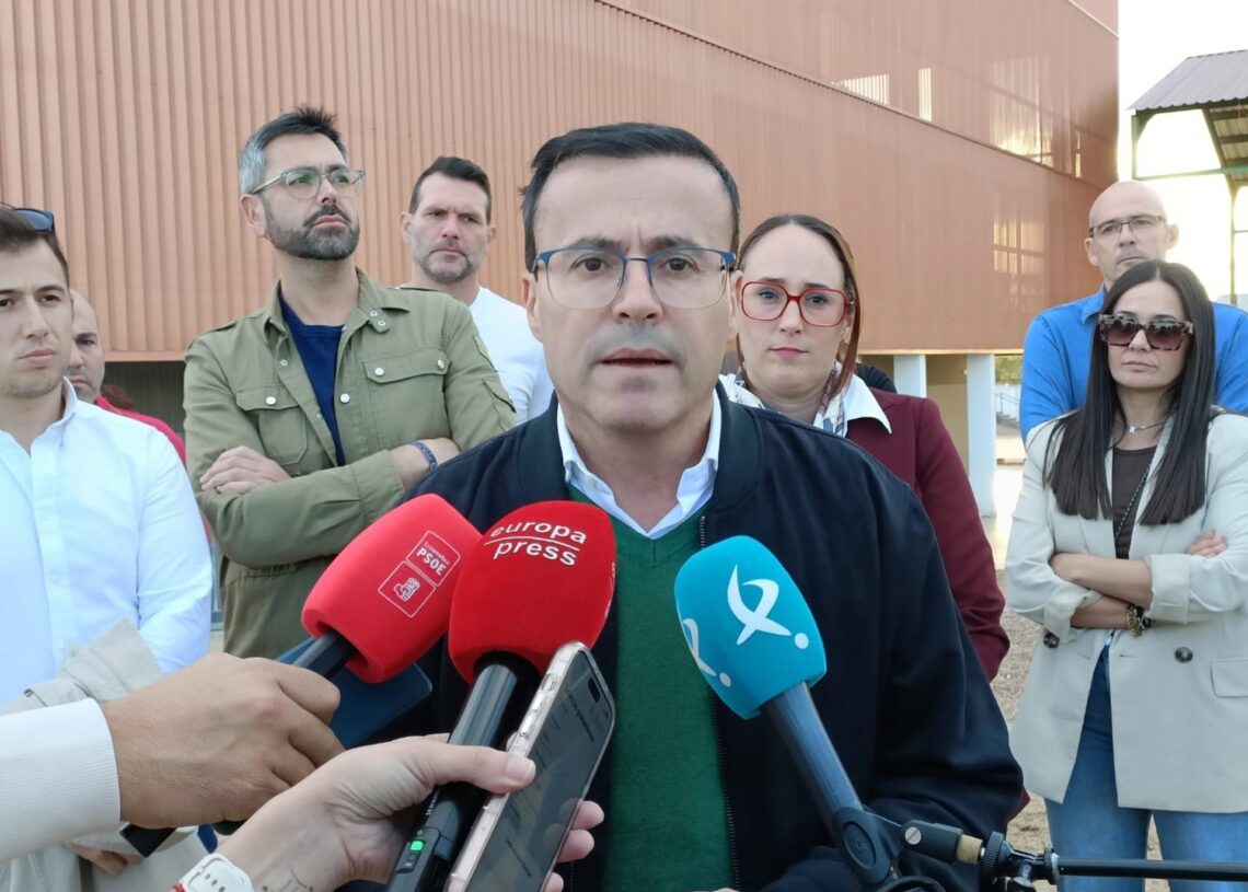 El secretario general del PSOE de Extremadura y candidato de este partido a la Presidencia de la Junta, Miguel Ángel Gallardo, atiende a los mediosEUROPA PRESS