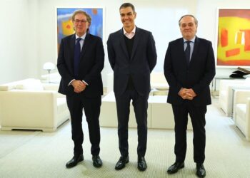 Archivo - De izquierda a derecha: el vicepresidente de Sapa Placencia, Ibon Aperribay, el presidente del Gobierno, Pedro Sánchez, y el consejero delegado de Sapa Placencia, Jokin Aperribay, a 3 de noviembre de 2025, en La Moncloa (Madrid, España).POOL MONCLOA/FERNANDO CALVO - Archivo