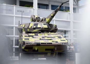 Archivo - FILED - 06 June 2024, Brandenburg, Schoenefeld: A Boxer Skyranger 30 air defence system manufactured by the German defence company Rheinmetall.Sebastian Gollnow/dpa - Archivo