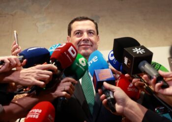 El presidente de la Junta de Andalucía, Juanma Moreno, atiende a los medios antes de la presentación de su libro en Sevilla.ROCÍO RUZ/EUROPA PRESS