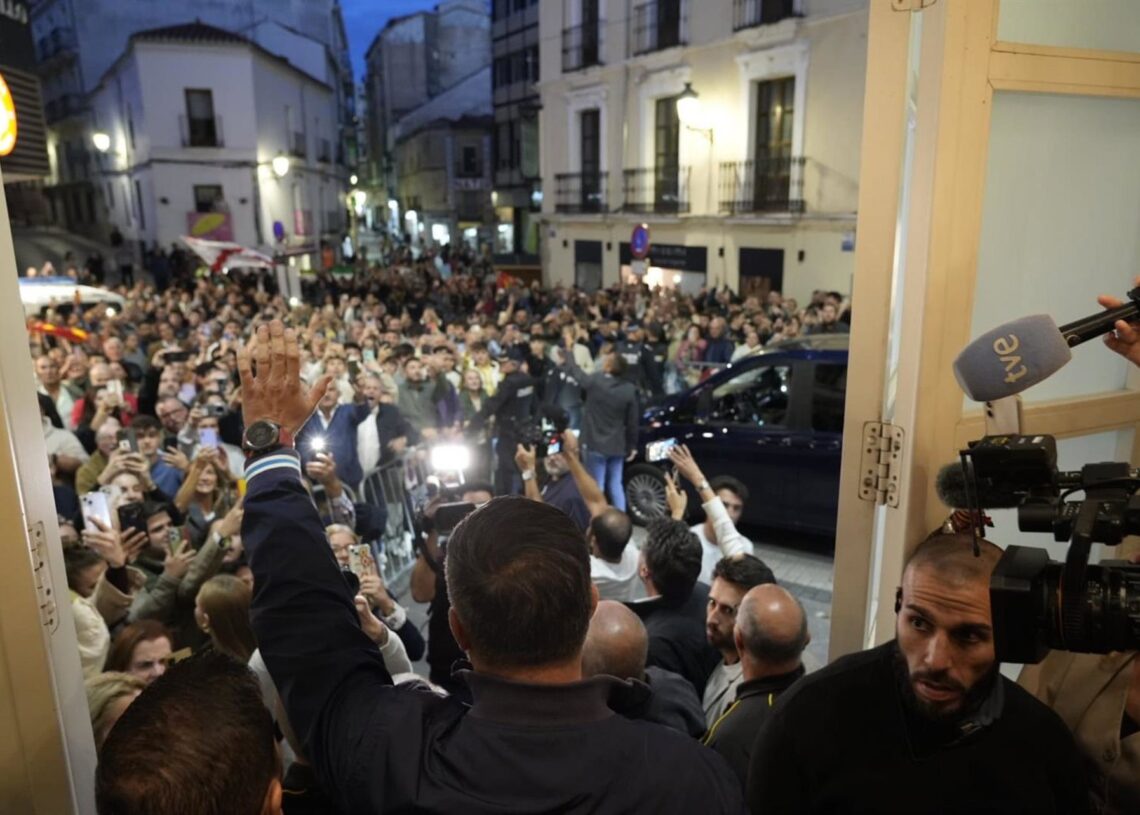 El presidente de Vox, Santiago Abascal, agradece su presencia a los que no han podido entrar en el Gran TEatro de CáceresCARLOS CRIADO/ EUROPA PRESS