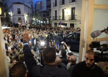 El presidente de Vox, Santiago Abascal, agradece su presencia a los que no han podido entrar en el Gran TEatro de CáceresCARLOS CRIADO/ EUROPA PRESS