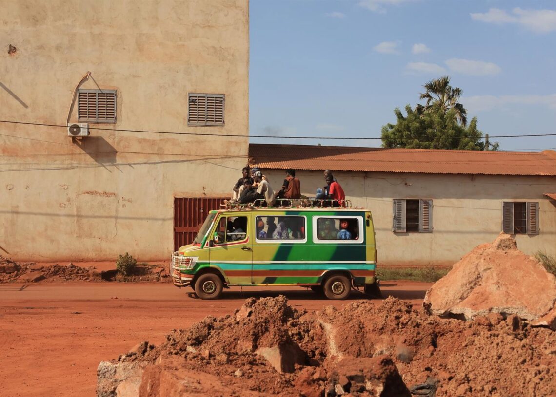Autobús en la capital de Malí, BamakoEuropa Press/Contacto/Wang Yue