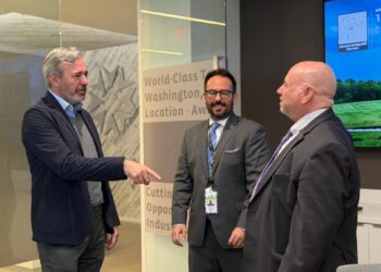 Jorge Azcón, junto a Buddy Rizer, responsable de desarrollo económico del condado de Loudoun.GOBIERNO DE ARAGÓN