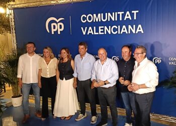 Archivo - De izquierda a derecha, Vicent Mompó, Marta Barrachina, María José Catalá, Carlos Mazón, Miguel Tellado, Juanfran Pérez Llorca y Toni Pérez antes de participar en la cena de inicio de curso político del PPCV en Benidorm (Alicante)EUROPA PRESS - Archivo